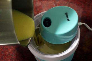 取出冷冻好的雪糕桶，通电搅拌，然后从料口倒入雪糕液。