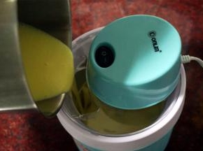 取出冷冻好的雪糕桶，通电搅拌，然后从料口倒入雪糕液。