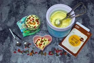 装好雪糕后，撒上缤纷坚果，同吃，更棒！