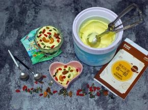 装好雪糕后，撒上缤纷坚果，同吃，更棒！