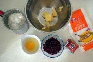 准备食材，黄油软化备用，蔓越莓干切碎。