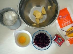 准备食材，黄油软化备用，蔓越莓干切碎。