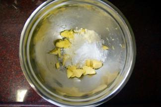 黄油软化后加入糖粉和盐，用电动打蛋器稍微打发。