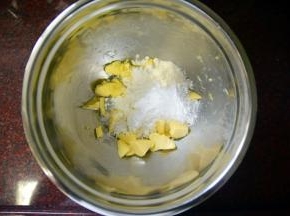 黄油软化后加入糖粉和盐，用电动打蛋器稍微打发。