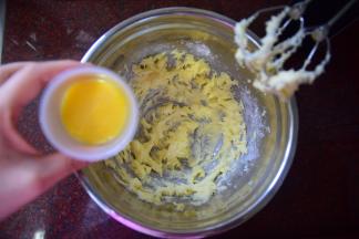 然后分两次加入全蛋液，每次打发融合后再加入下一次。