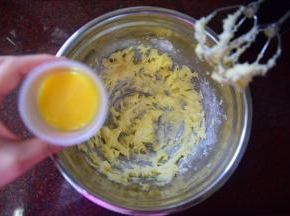 然后分两次加入全蛋液，每次打发融合后再加入下一次。