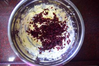 加入切碎了的蔓越莓干，拌均匀。