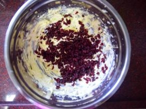 加入切碎了的蔓越莓干，拌均匀。