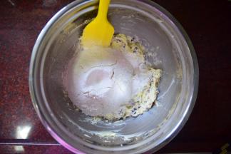 接着筛入低筋粉和泡打粉的混合物。