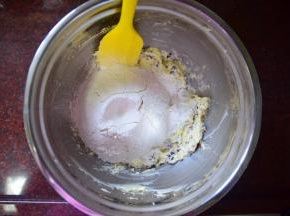 接着筛入低筋粉和泡打粉的混合物。