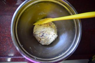 拌成无干粉状态的团状。