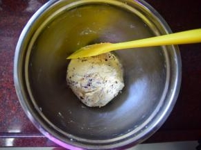 拌成无干粉状态的团状。