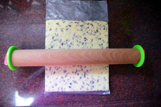 将面团装入小号长方形保鲜袋，擀成厚1cm，宽10cm的长方体。放冰箱冷冻层冷冻30分钟变硬。