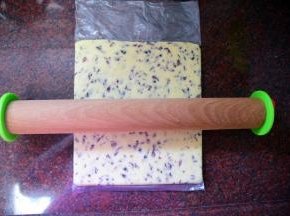 将面团装入小号长方形保鲜袋，擀成厚1cm，宽10cm的长方体。放冰箱冷冻层冷冻30分钟变硬。