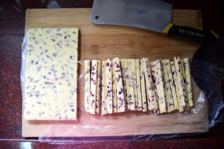 取出面团，先一分为二，然后切成0.5厘米厚度的小长条，同时预热烤箱，180度上下火。