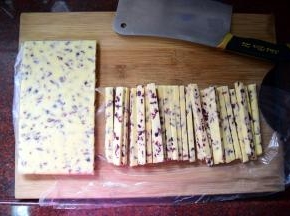 取出面团，先一分为二，然后切成0.5厘米厚度的小长条，同时预热烤箱，180度上下火。