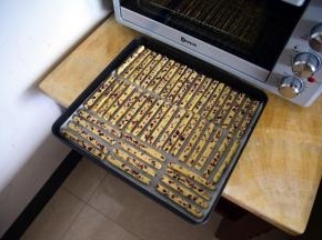 将小条摆在铺了油纸的烤盘上。注意保持之间的间隔，烘焙过程，饼干会膨胀。