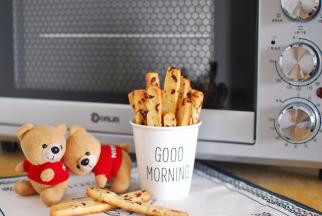 放入东菱烤立方烤箱倒数第一层，上下火，180度，烤15分钟左右。最后几分钟注意观察，金黄色即可提前取出。