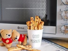 放入东菱烤立方烤箱倒数第一层，上下火，180度，烤15分钟左右。最后几分钟注意观察，金黄色即可提前取出。