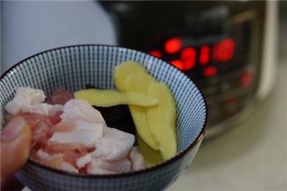 预热电炖锅，将五花肉姜片香菇下锅焖十分钟。