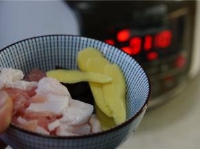 预热电炖锅，将五花肉姜片香菇下锅焖十分钟。