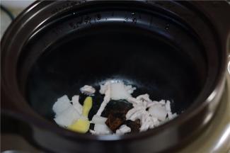 焖至五花肉微有出油。