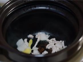 焖至五花肉微有出油。