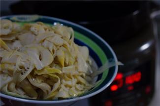 再将笋片下锅，一样的焖制二十分钟的样子，其间在翻拌一下。