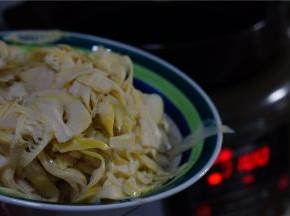 再将笋片下锅，一样的焖制二十分钟的样子，其间在翻拌一下。