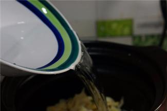 加入适量的清水，再炖煮40分钟的样子就可以。