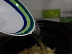 加入适量的清水，再炖煮40分钟的样子就可以。