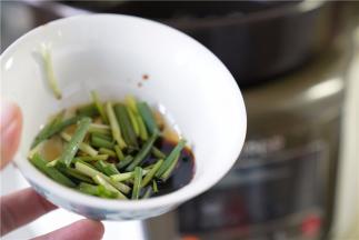 加入酱油及葱段提味。
