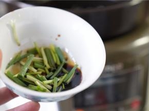 加入酱油及葱段提味。