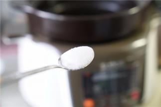 再加入少许的细盐调味。