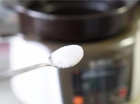 再加入少许的细盐调味。