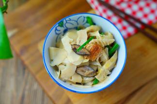 这样子一份五花肉焖笋片就完成了。