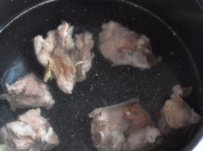 排骨飞水后，放入电压力锅中，加足够的水。