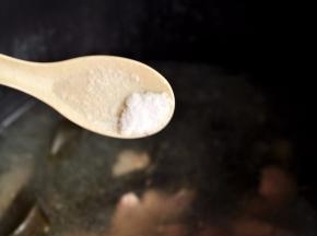 程序结束后，加入盐和少量味精。