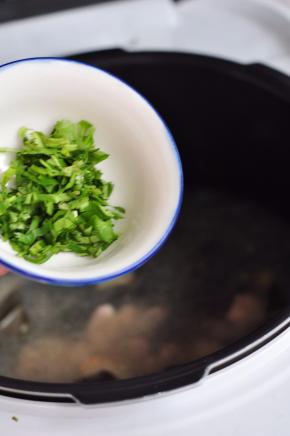 最后撒入香菜。
