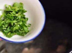 最后撒入香菜。
