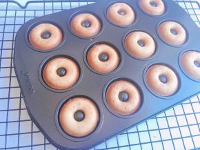 烤到表层发黄即可，取出晾凉脱模