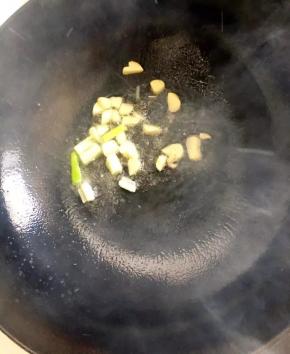 6、	锅中倒油烧热后下入切好的葱姜爆香