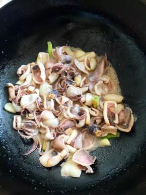 7、	倒入笔管鱼快速翻炒半分钟