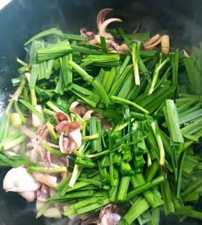 9、	倒入韭菜翻炒变软，加盐调味即可