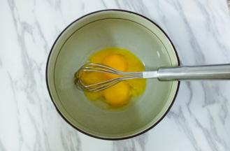 蛋清与蛋黄分离，先把蛋黄用手动打蛋器搅打均匀