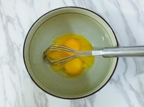 蛋清与蛋黄分离，先把蛋黄用手动打蛋器搅打均匀