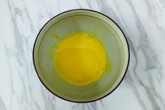 倒入玉米油充分搅拌均匀