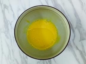 倒入玉米油充分搅拌均匀