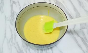 手动打蛋器呈Z字形来回搅拌，不要画圈圈搅拌，避免起筋，搅拌至提起打蛋器面糊能轻松顺滑的低落且无干粉