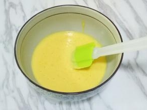 手动打蛋器呈Z字形来回搅拌，不要画圈圈搅拌，避免起筋，搅拌至提起打蛋器面糊能轻松顺滑的低落且无干粉